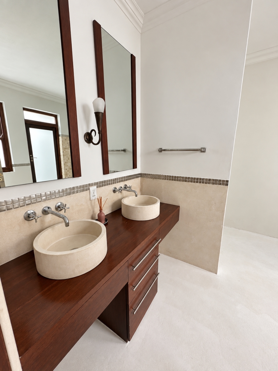 5 Bedroom Property for Sale in North Oaks Western Cape